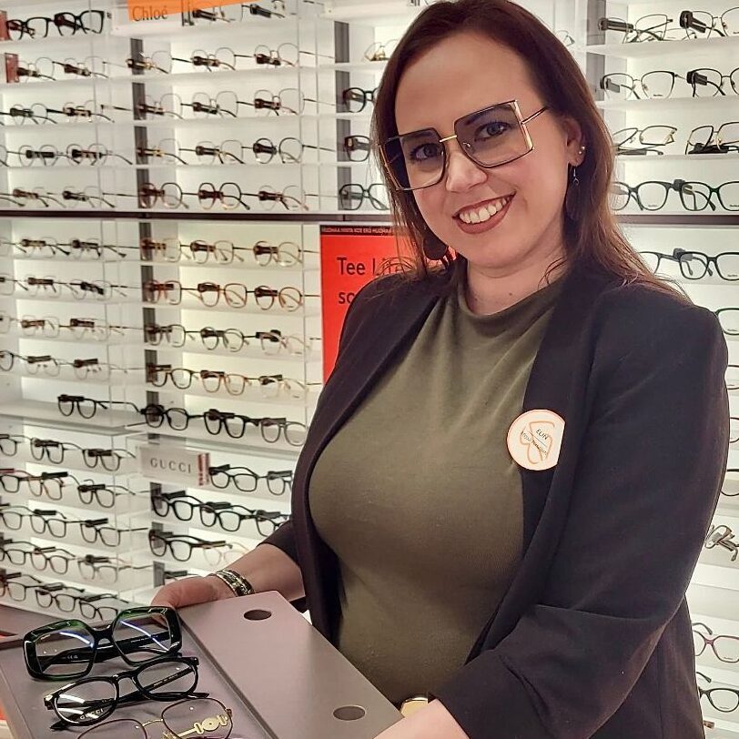 Synsamin työntekijä esittelee erilaisia lasimalleja